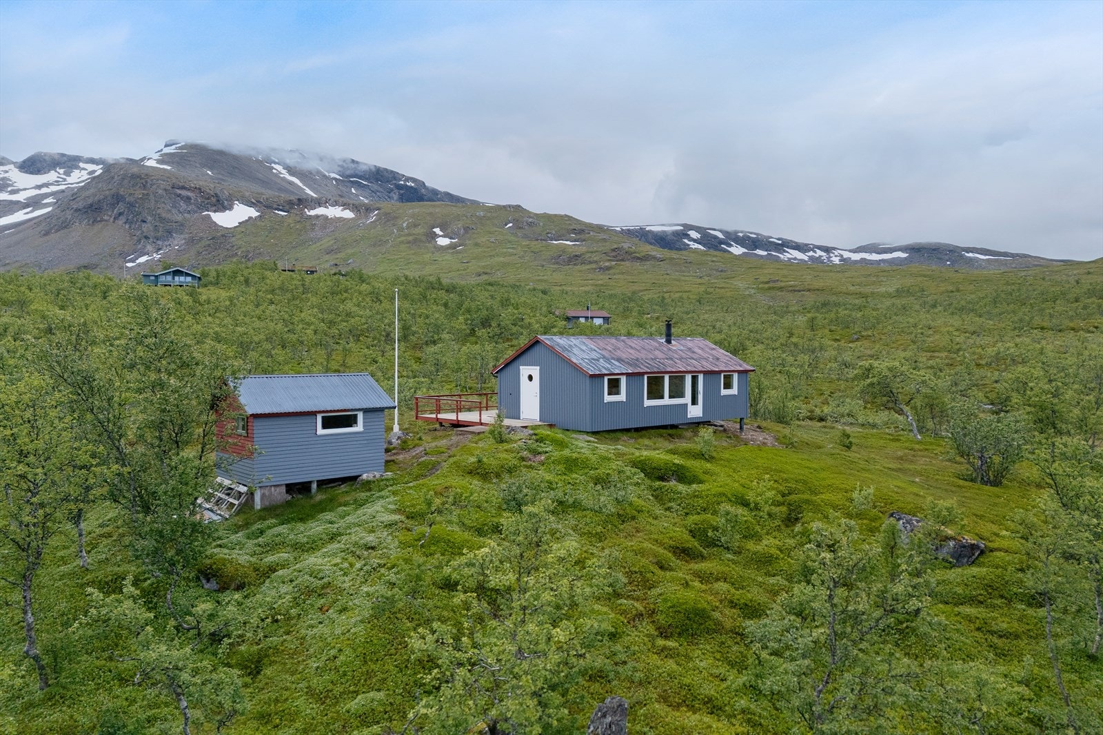 Velkommen til Arnesfjellet - en hyggelig fjellhytte med uthus, beliggende i naturskjønne omgivelser med praktfull utsikt og meget gode solforhold. Galleribilde
