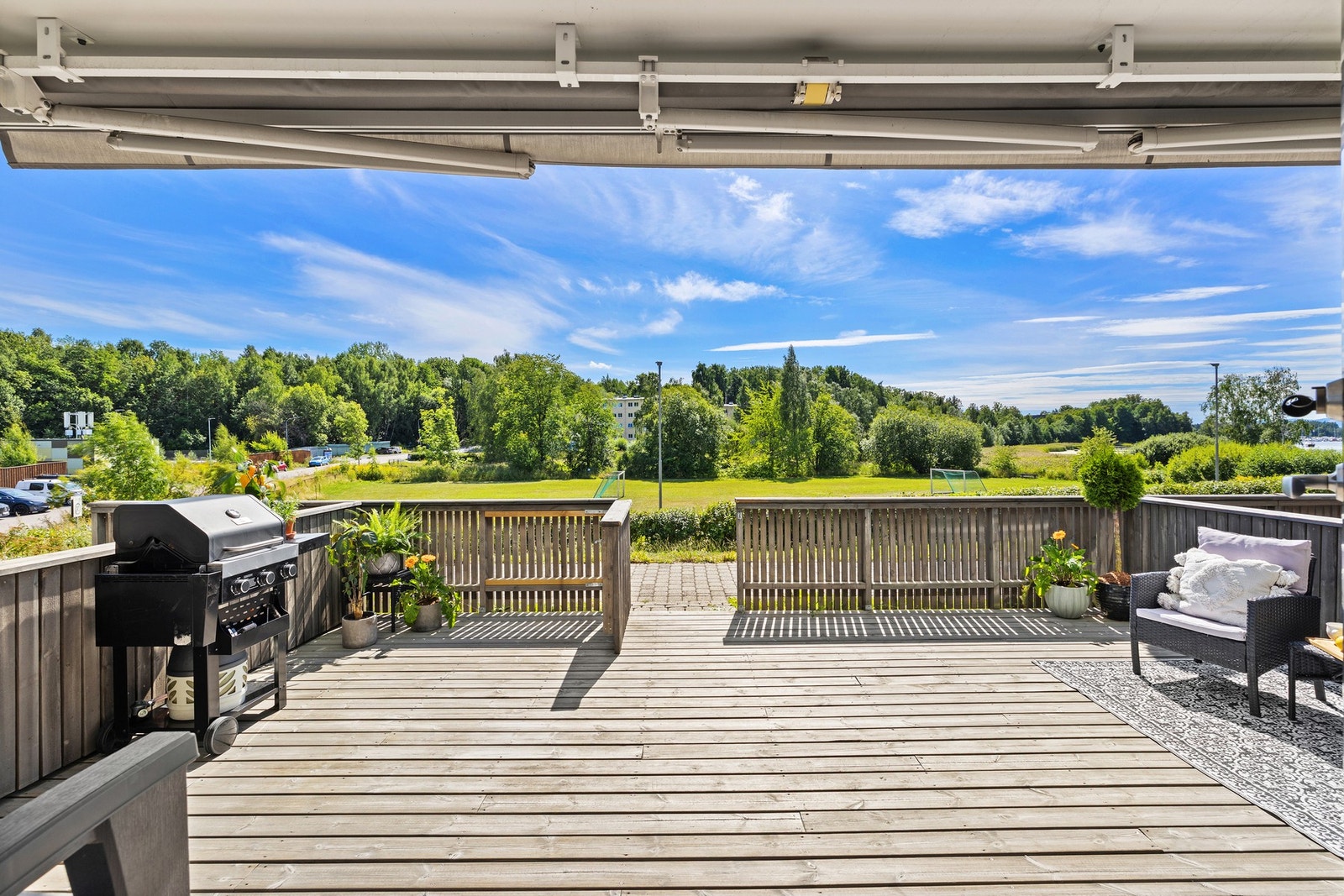Terrassen blir en naturlig forlengelse av boligen, med rikelig plass til både spisegruppe, lounge, grill og beplantning. Galleribilde