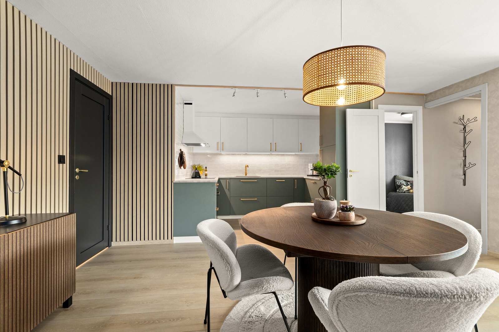 En sosial løsning som gjør det enkelt å kombinere matlaging med familie og gjester. Galleribilde