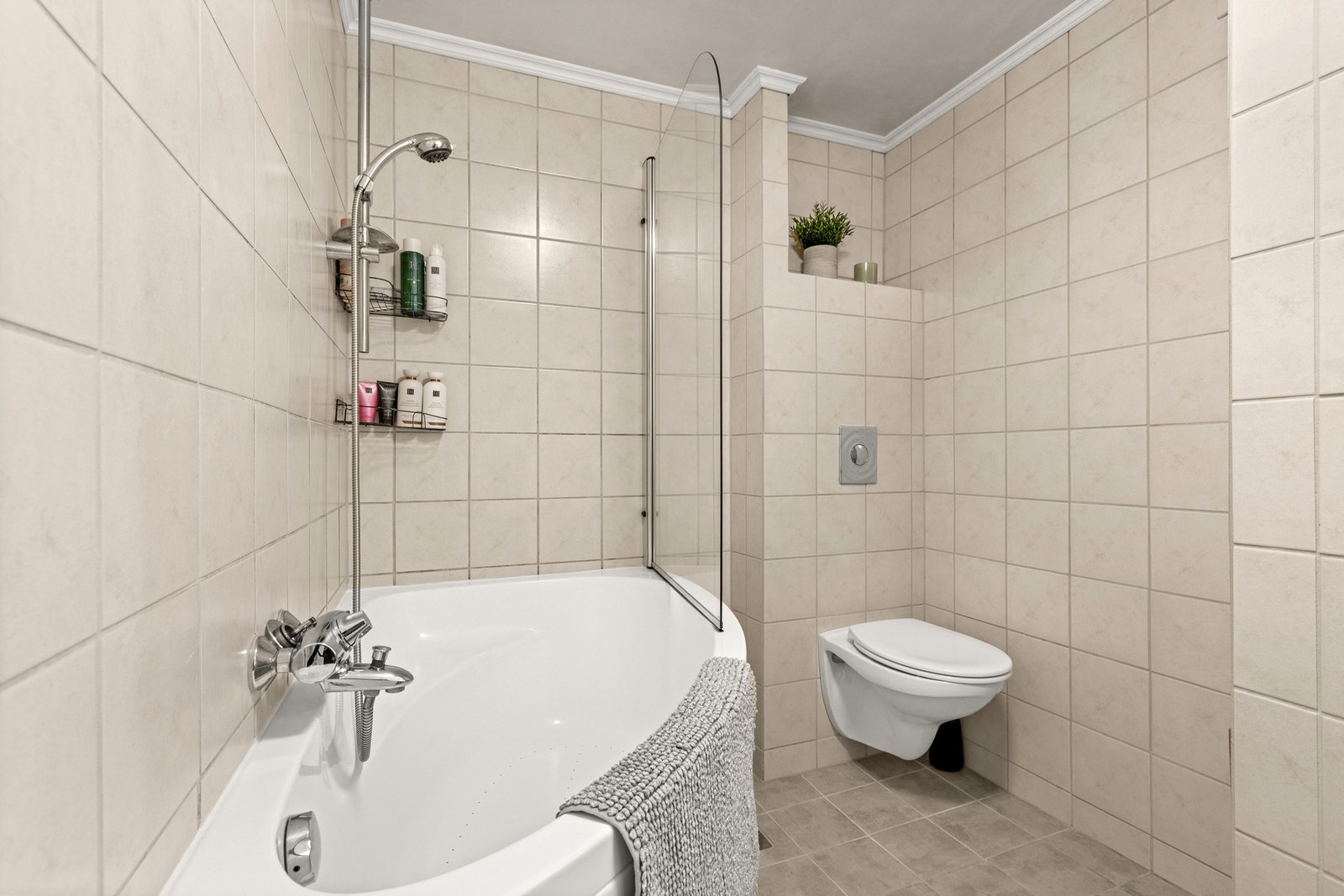 Badet er innredet med blant annet boblebad, vegghengt toalett Badet fikk nye varmekabler og membran i 2021. Galleribilde