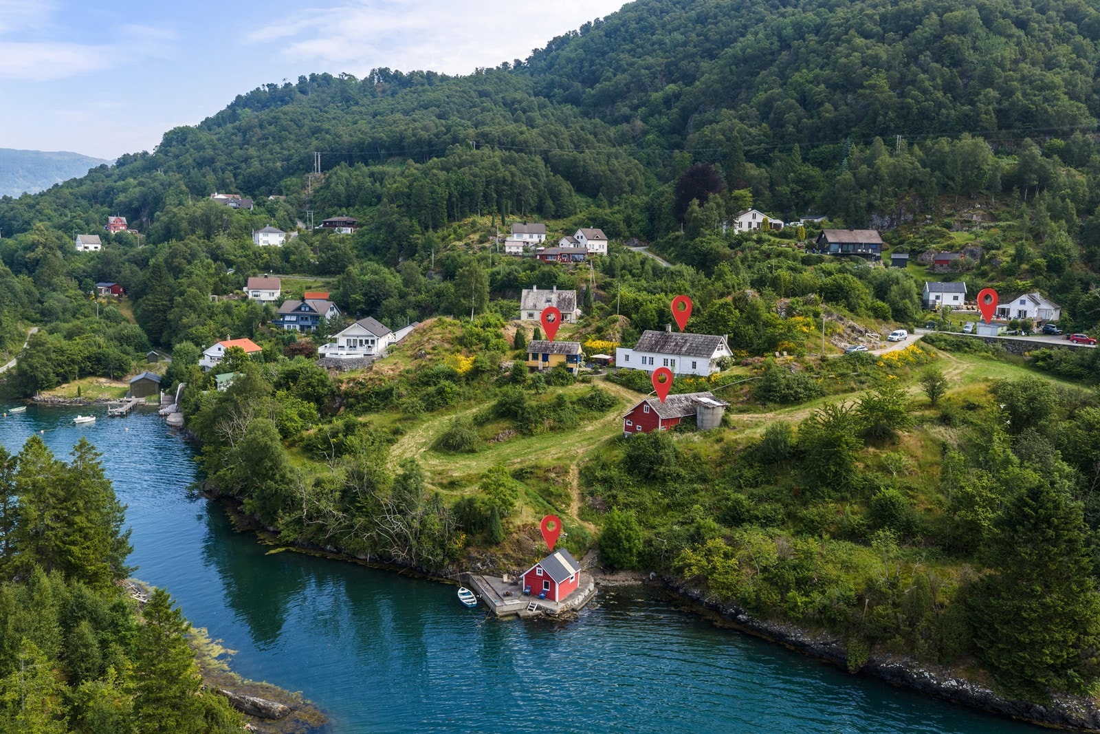 Dette er en sjelden og stemningsfull sjøeiendom med en helt unik beliggenhet der tomten grenser til sjøen - og hvor en privat holme følger med eiendommen. Galleribilde