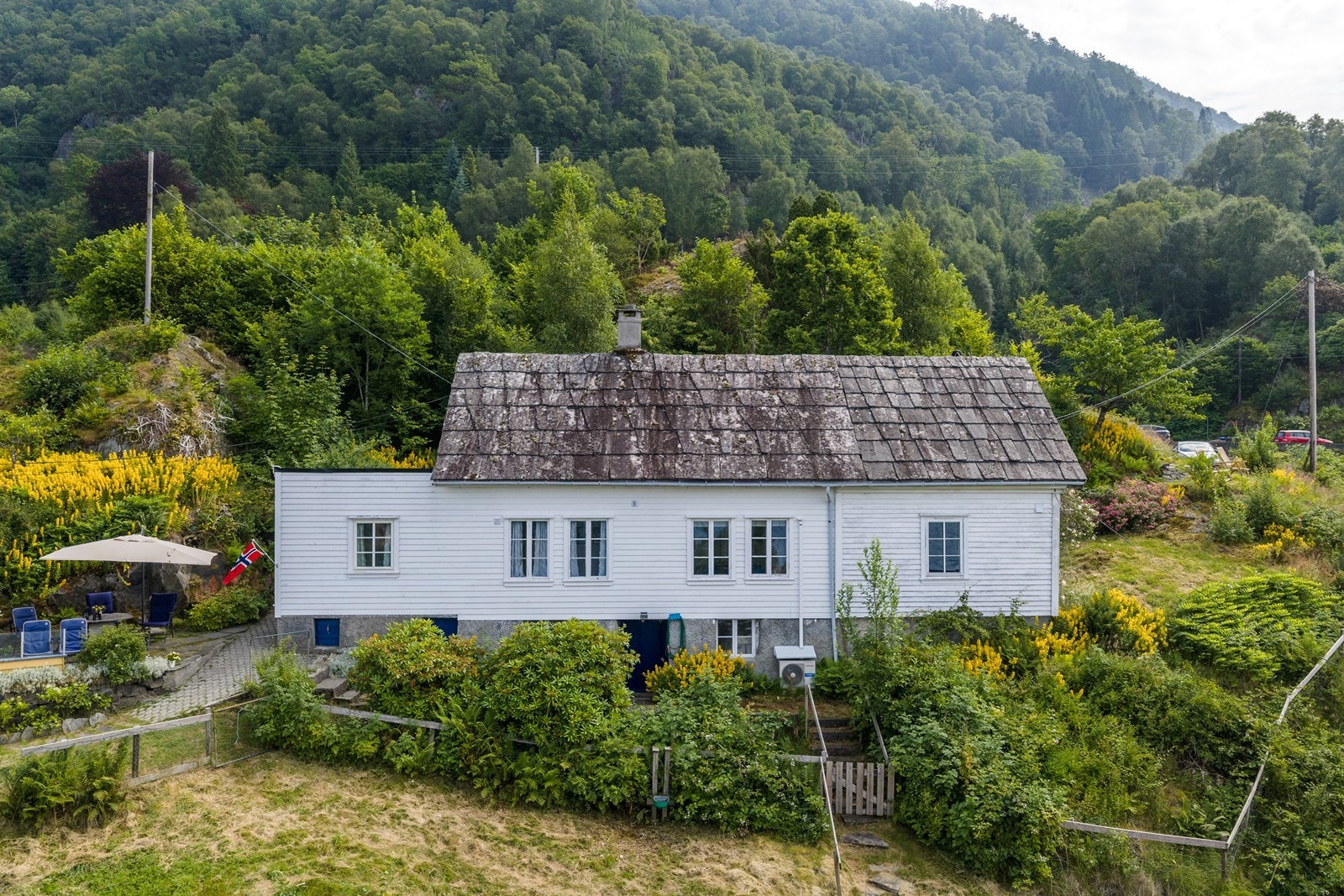 Den opprinnelige boligen fra slutten av 1800-tallet ligger flott til i grønne og naturskjønne omgivelser, hvor den tradisjonelle arkitekturen harmonerer godt med landskapet. Galleribilde