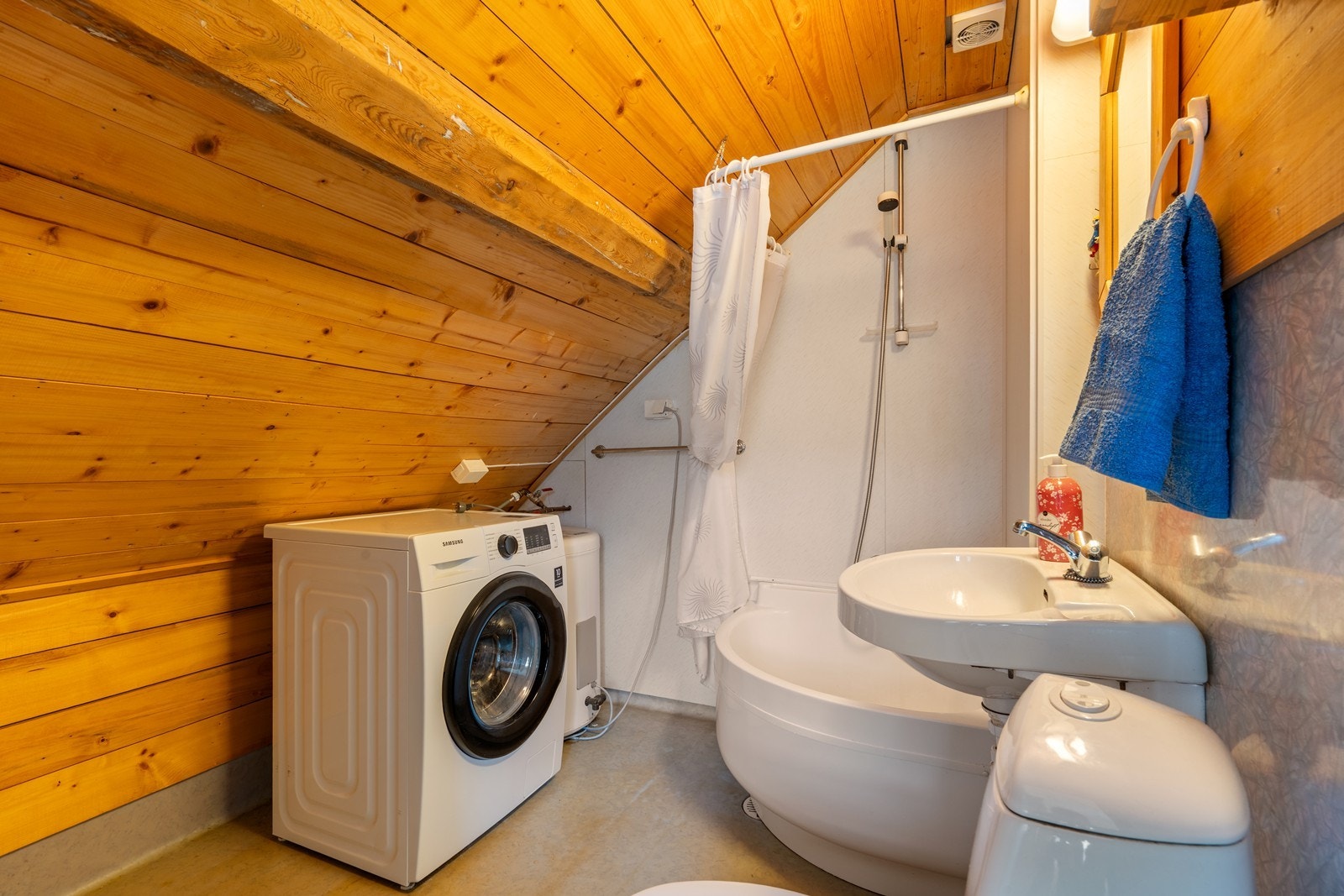 Badet på loftet har opplegg for vaskemaskin. Galleribilde