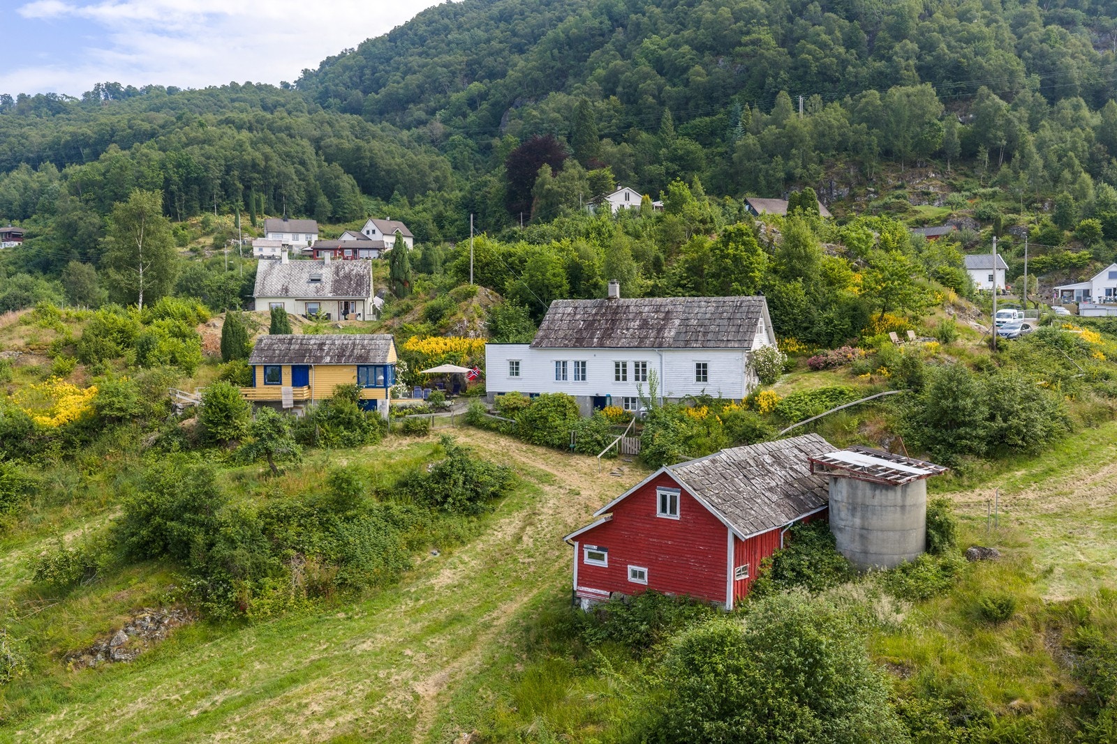 Her får du et historisk tun bestående av fem eldre bygninger; naust, låve, enebolig, gjestehus/anneks og garasje, som til sammen skaper et helt spesielt miljø fylt med sjel, sjarm og historie. Galleribilde