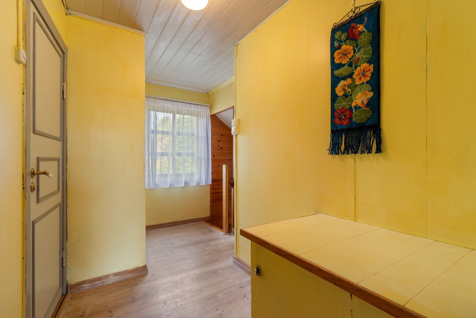 Boligen har et innholdsrikt loft med 2 soverom, bad og stue. Galleribilde