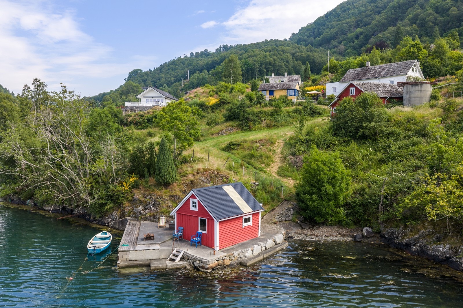 Naustet fremstår velholdt med klassisk rødmalt fasade og ligger helt nede ved sjøkanten. Galleribilde