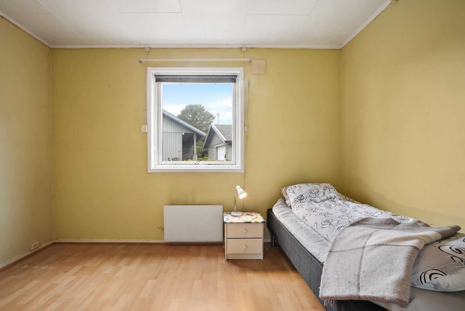 Det er fint plass til seng, nattbord og annet ønsket møblement. Galleribilde