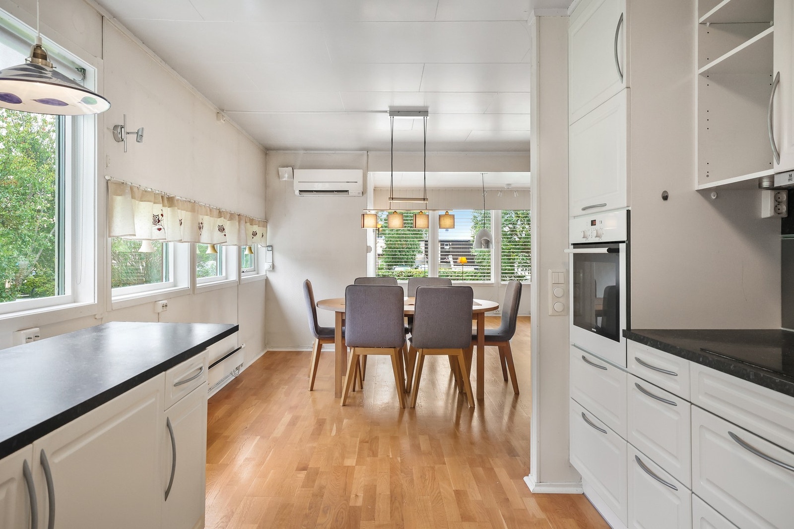 Spiseplassen er et naturlig samlingspunkt i åpen løsning mot stuen. Galleribilde
