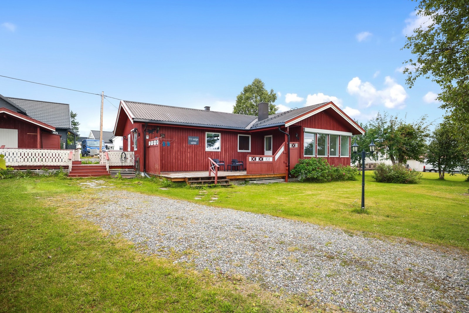 Gruslagt gårdsplass med biloppstillingsplass på egen tomt. Galleribilde