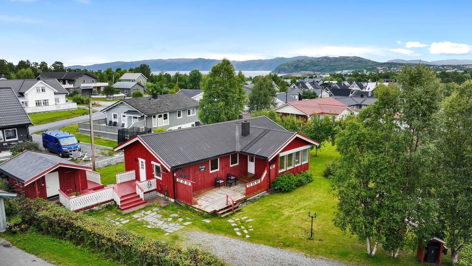 Stor terrasse med god plass til utemøbler. Galleribilde