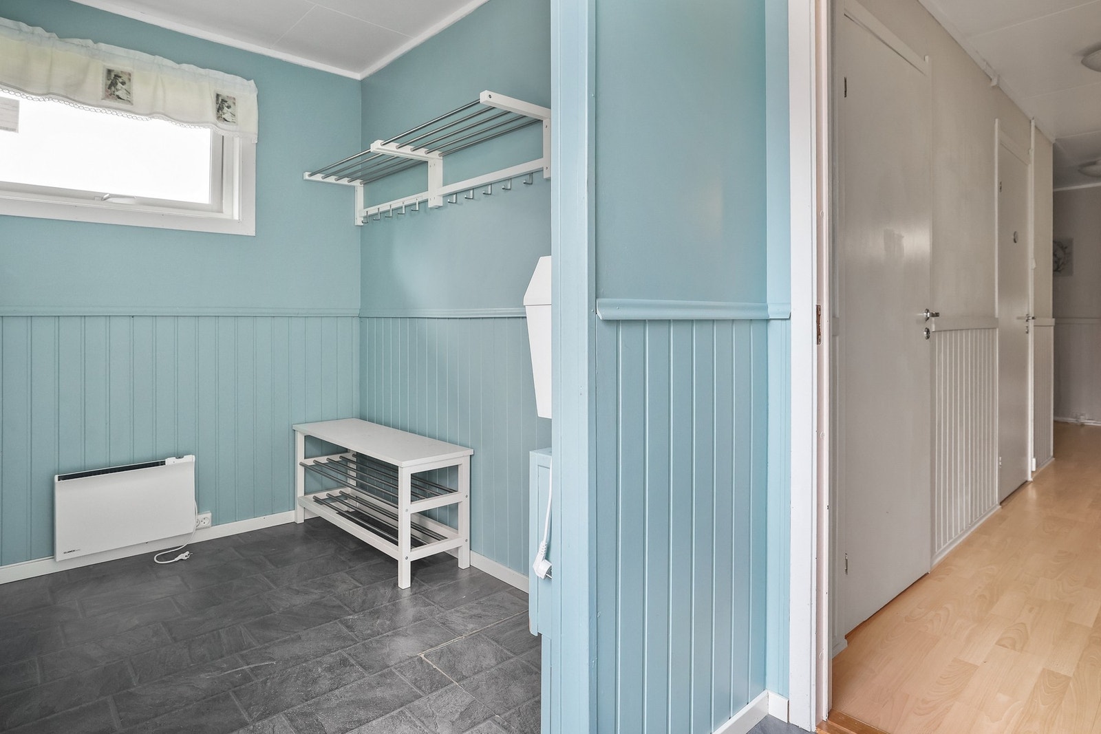 Innbydende entré med plass til yttertøy og sko. Galleribilde