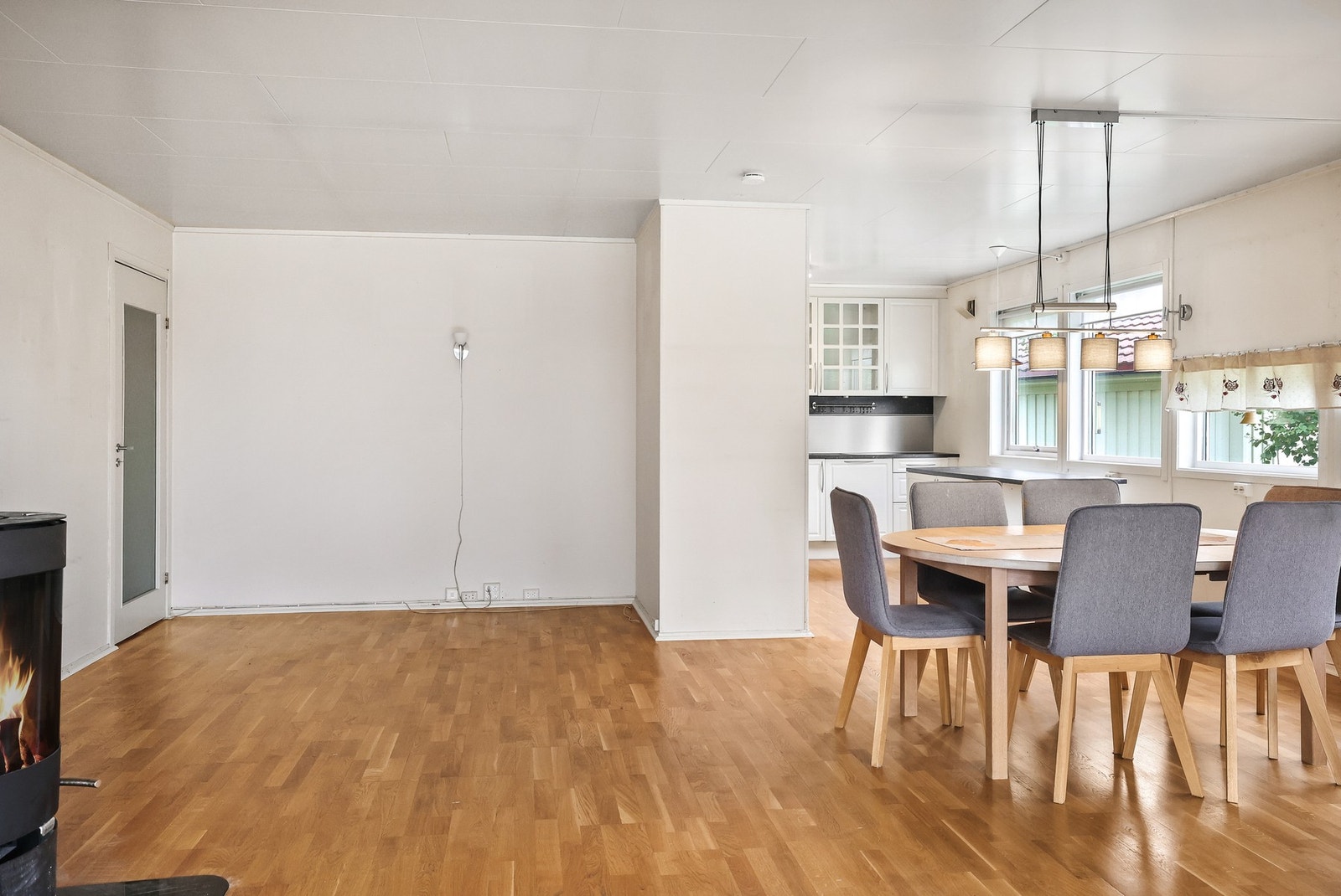 God plass til både sofagruppe og spisebord i den åpne stuedelen. Galleribilde