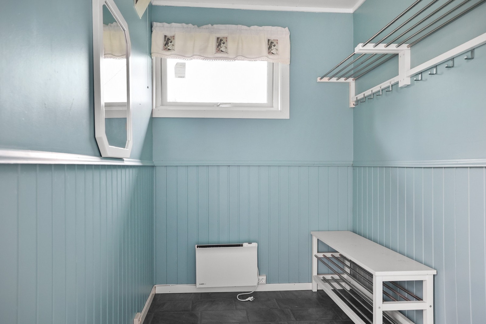 Fra entréen er det et omkledningsrom som sørger for gode oppbevaringsmuligheter. Galleribilde