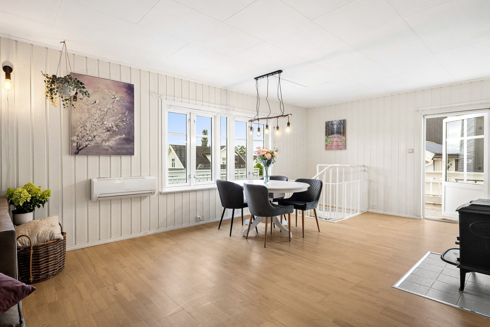 Boligens oppvarmingskilder er vedfyring, varmepumpe og elektrisitet Galleribilde