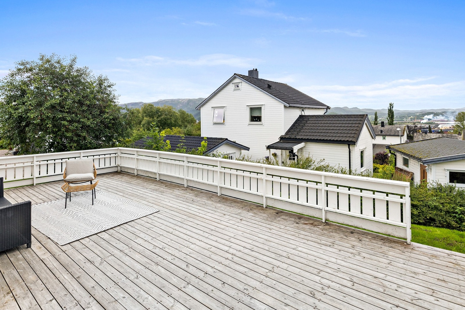 Terrasse fra 2014 vendt mot sør med gode solforhold og utsyn til nærområdet Galleribilde