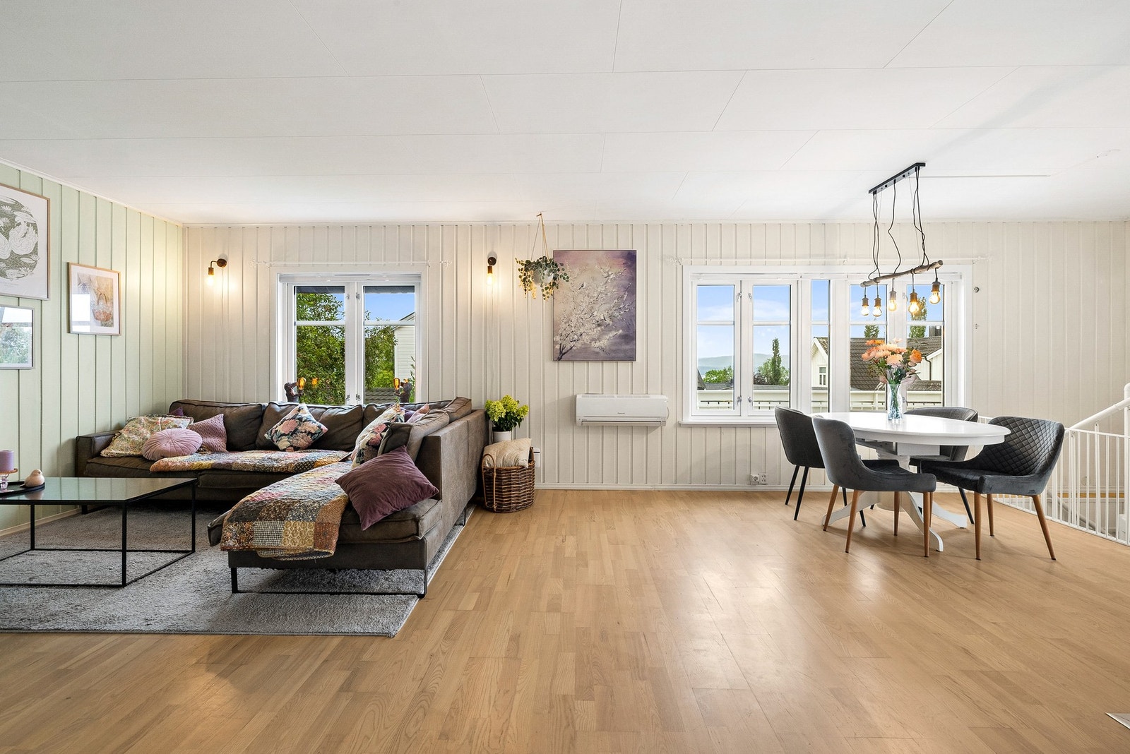 Romslig og lys stue med god plass til ulike møbelsoner Galleribilde