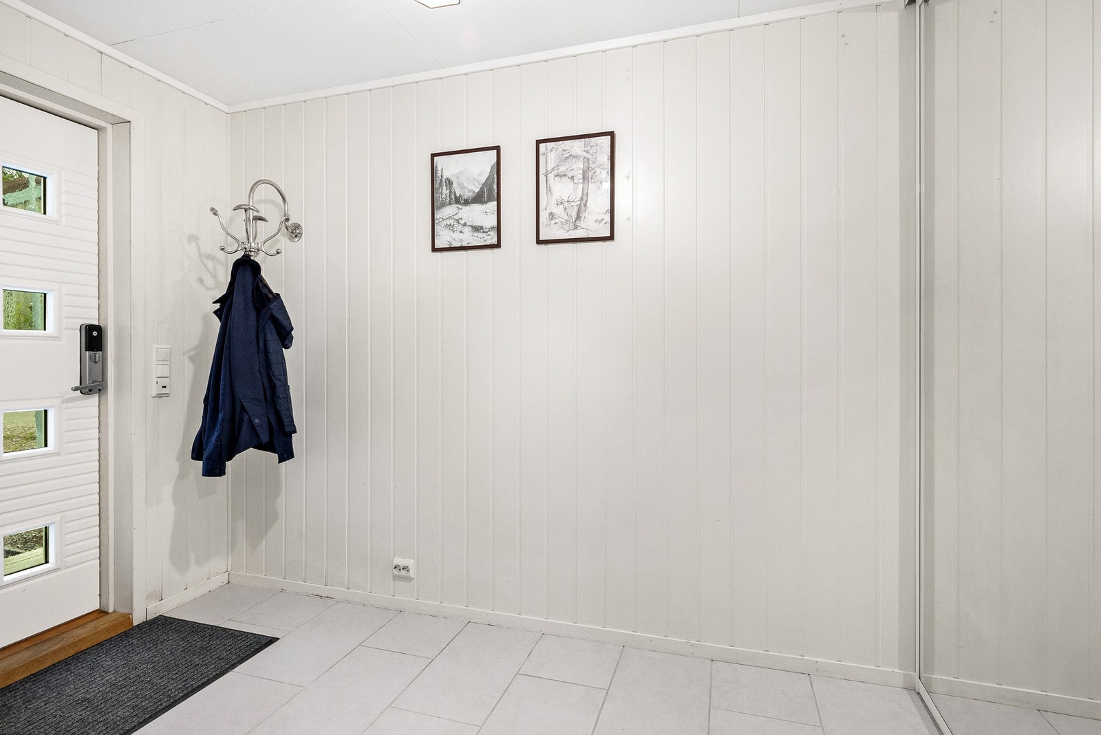 Tilbygd vindfang fra 2010 med god plass til oppheng av yttertøy og sko Galleribilde