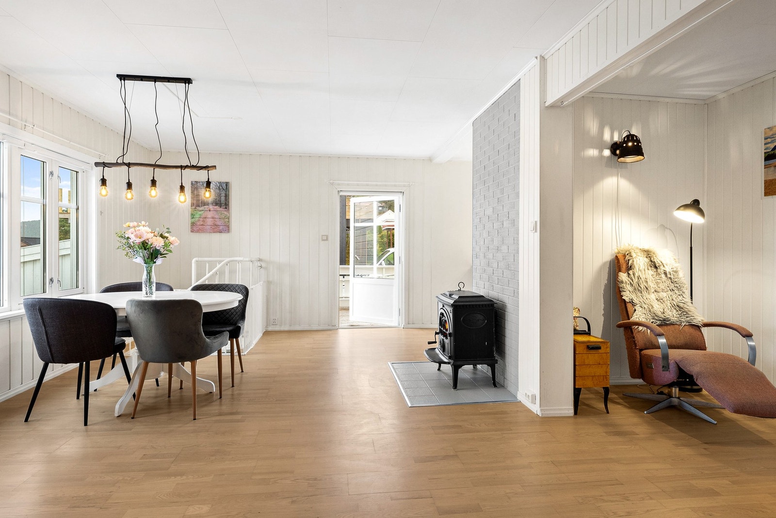 Innholdsrik enebolig som går over 2 plan + kjeller og loft Galleribilde