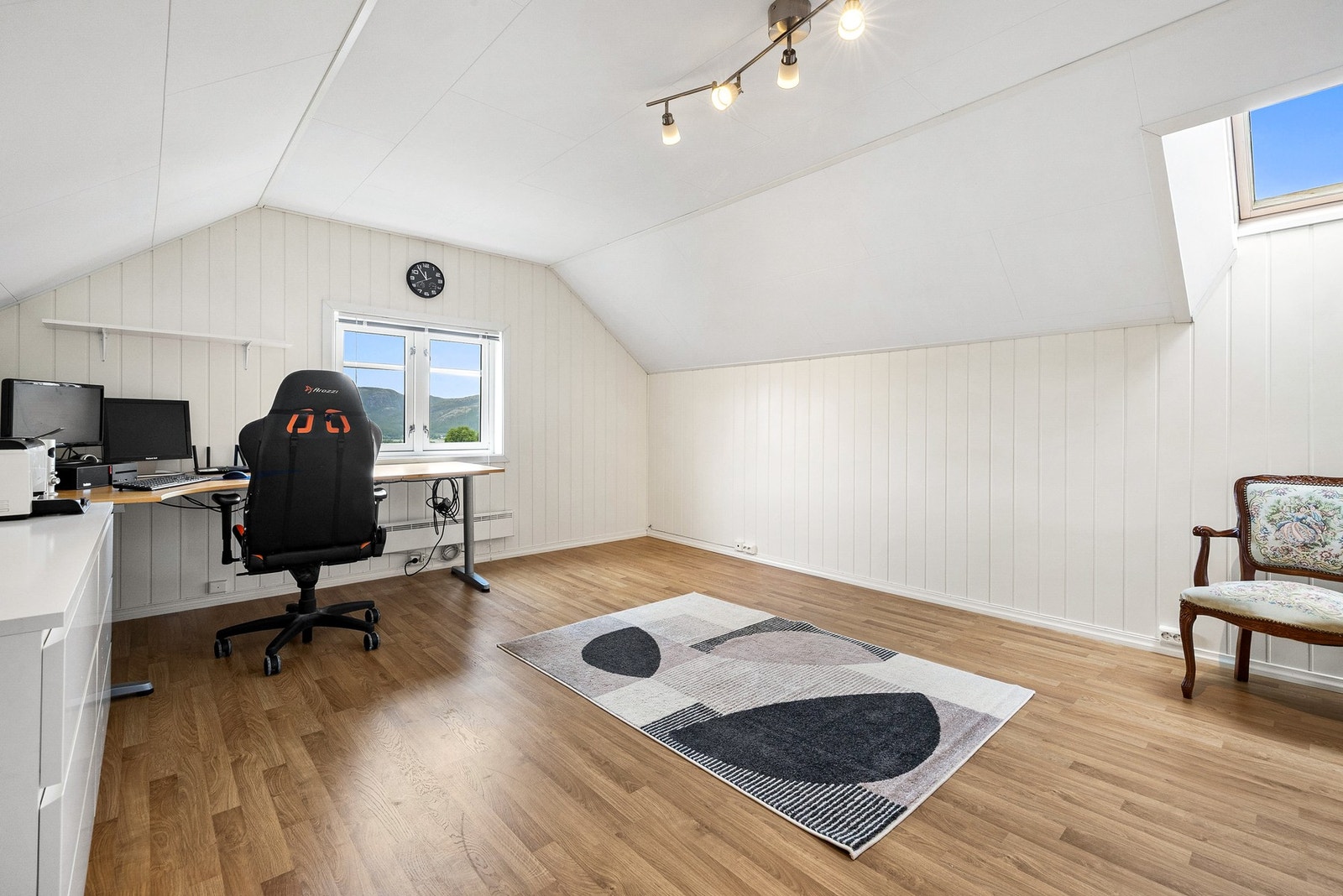 Stort innredet loft med gode bruksmuligheter Galleribilde