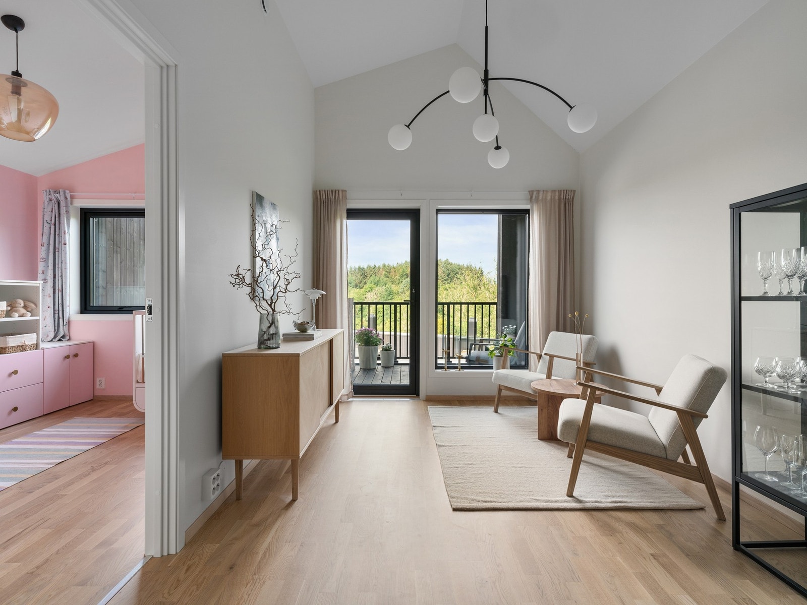 Fra denne stuen er det også utgang til balkong med flott utsikt. Galleribilde