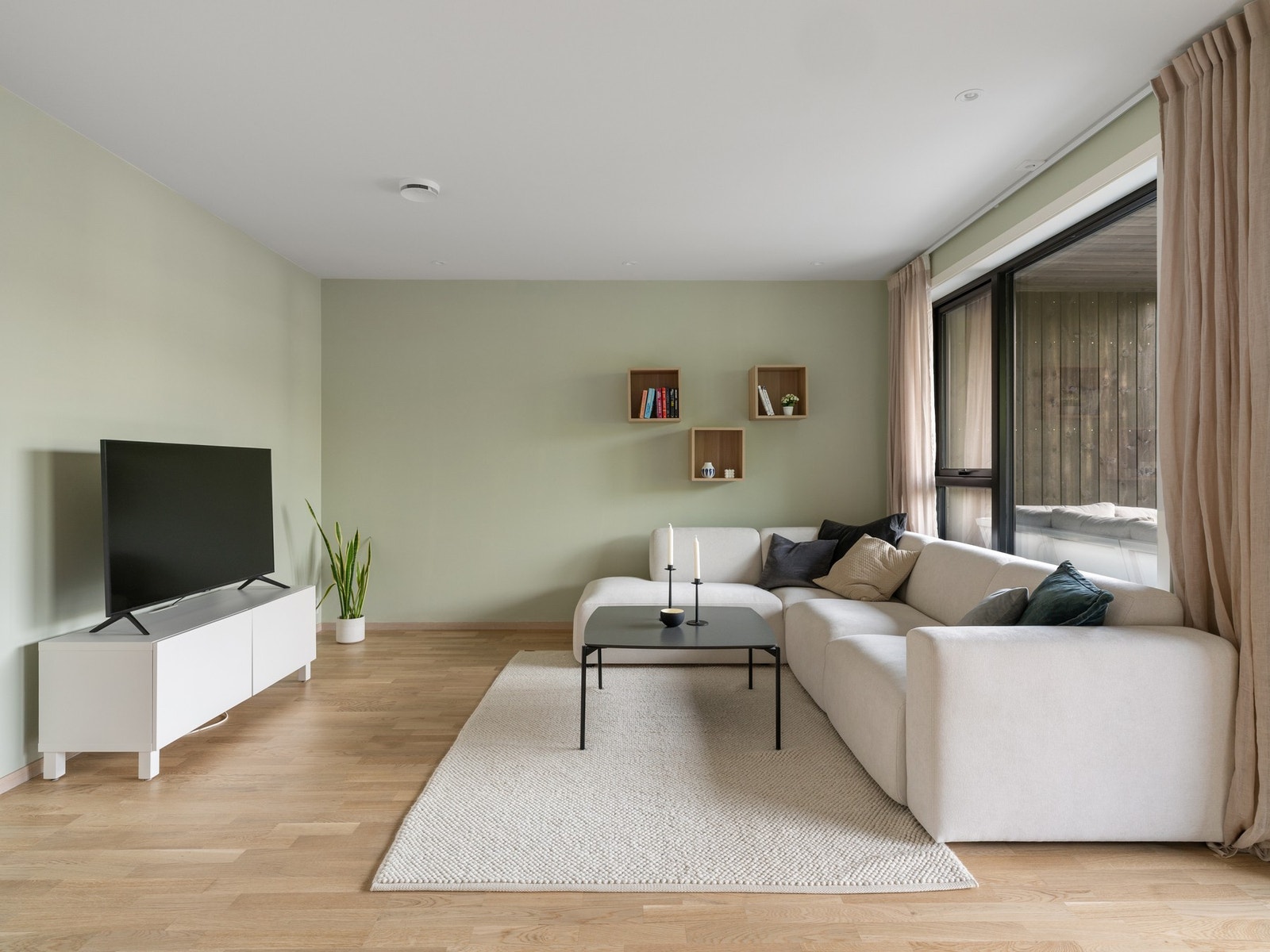 Kjellerstue med god plass til sofagruppe foran TV benken. Galleribilde