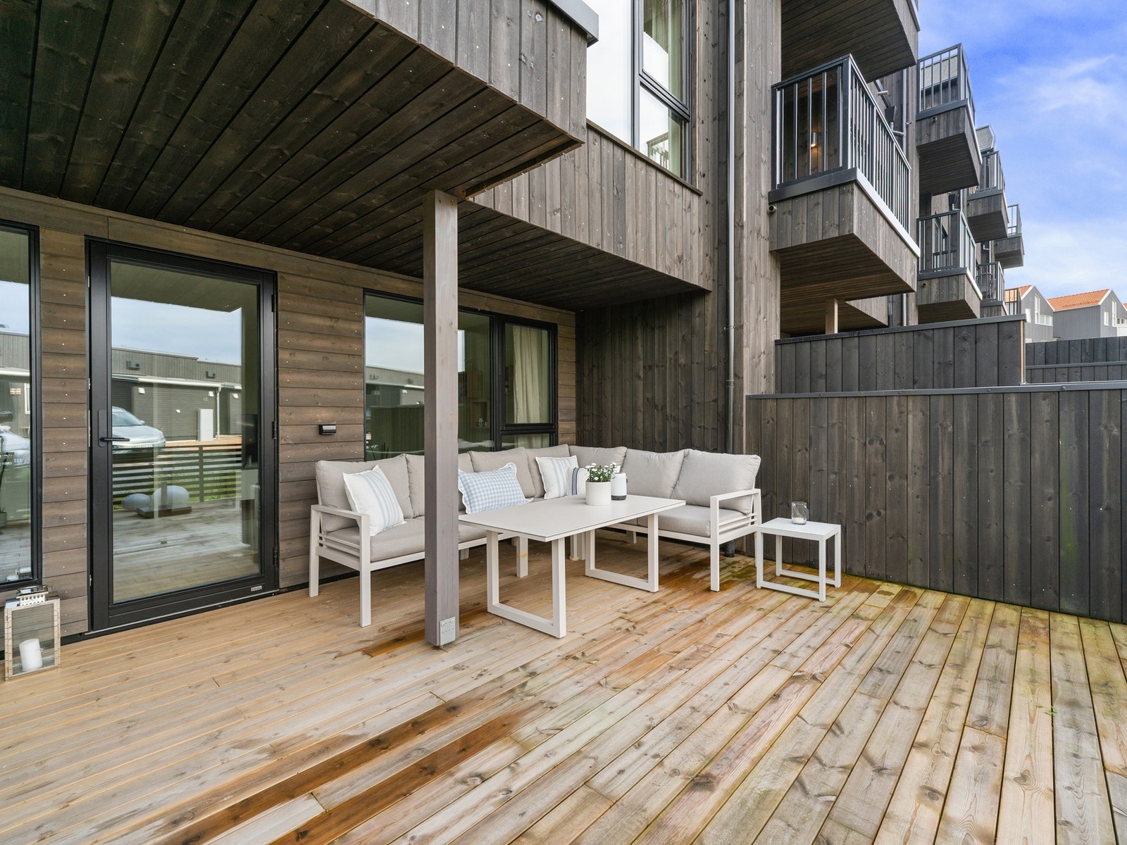 Romslig terrasse som er delvis overbygd og har god plass til utemøbler og lek. Galleribilde