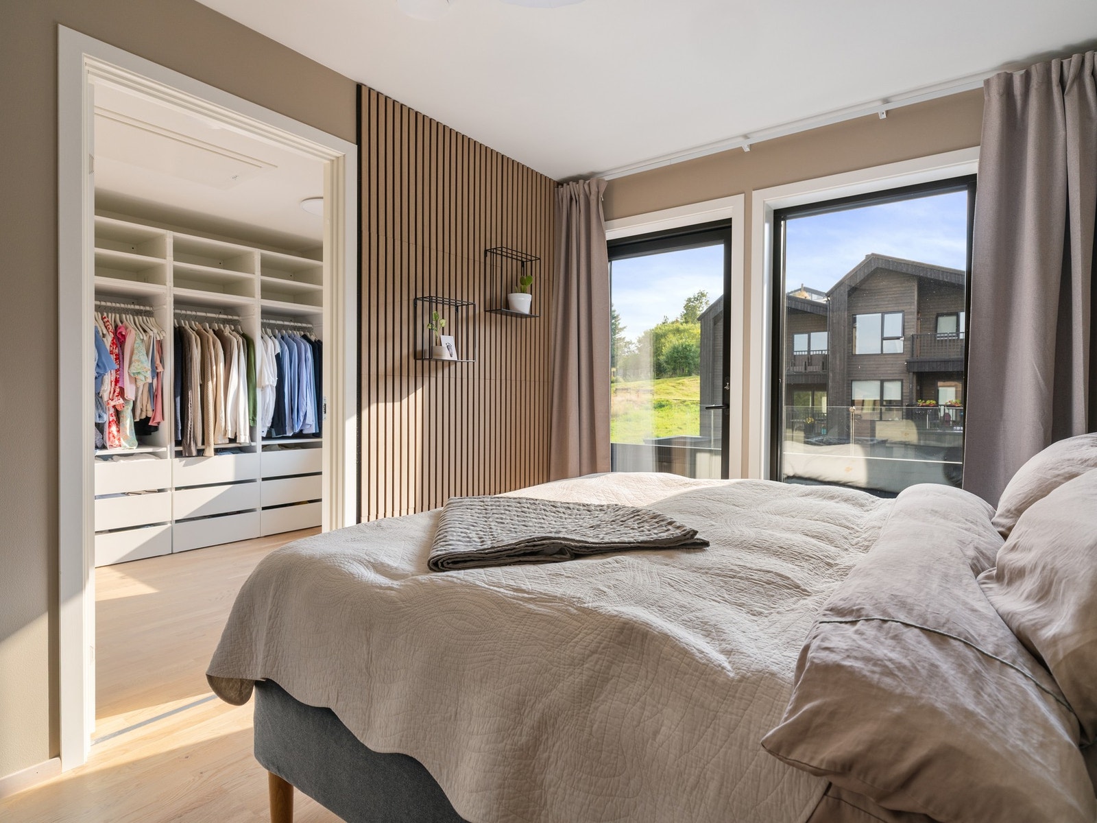 Dette soverommet har dør inn til soverom nr 3, som brukes som walk-in closet i dag. Men rommet er godkjent for soverom, og man kan bare sette inn dør ut til gangen. Galleribilde