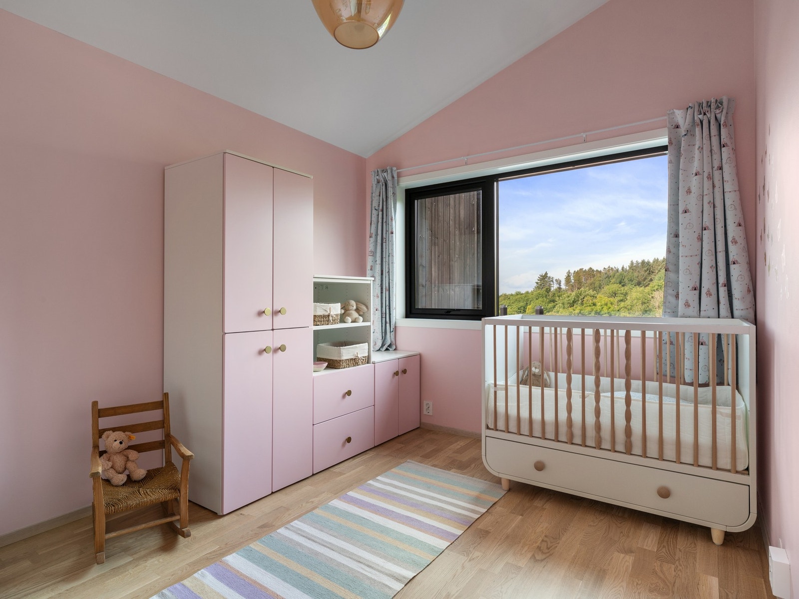 Soverom 1. Barnerom i dag med plass til seng, garderobe og lekeplass. Galleribilde