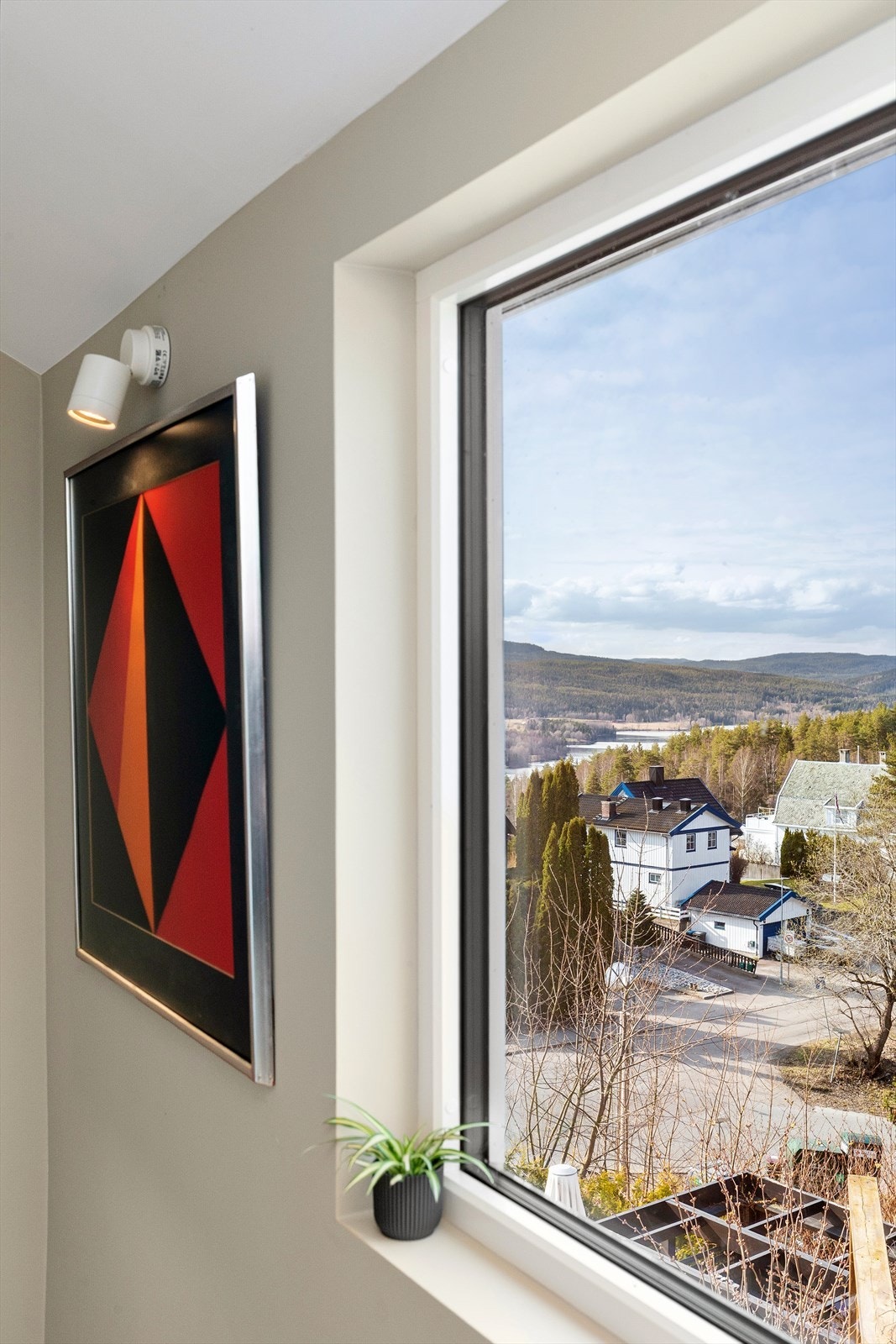 Vindu i trapp ble byttet i 2023 av nåværende eier. Samme år ble det også etterisolert tre vegger i stue, byttet 4 vinduer og 1 terrassedør i 1. etasje. Galleribilde