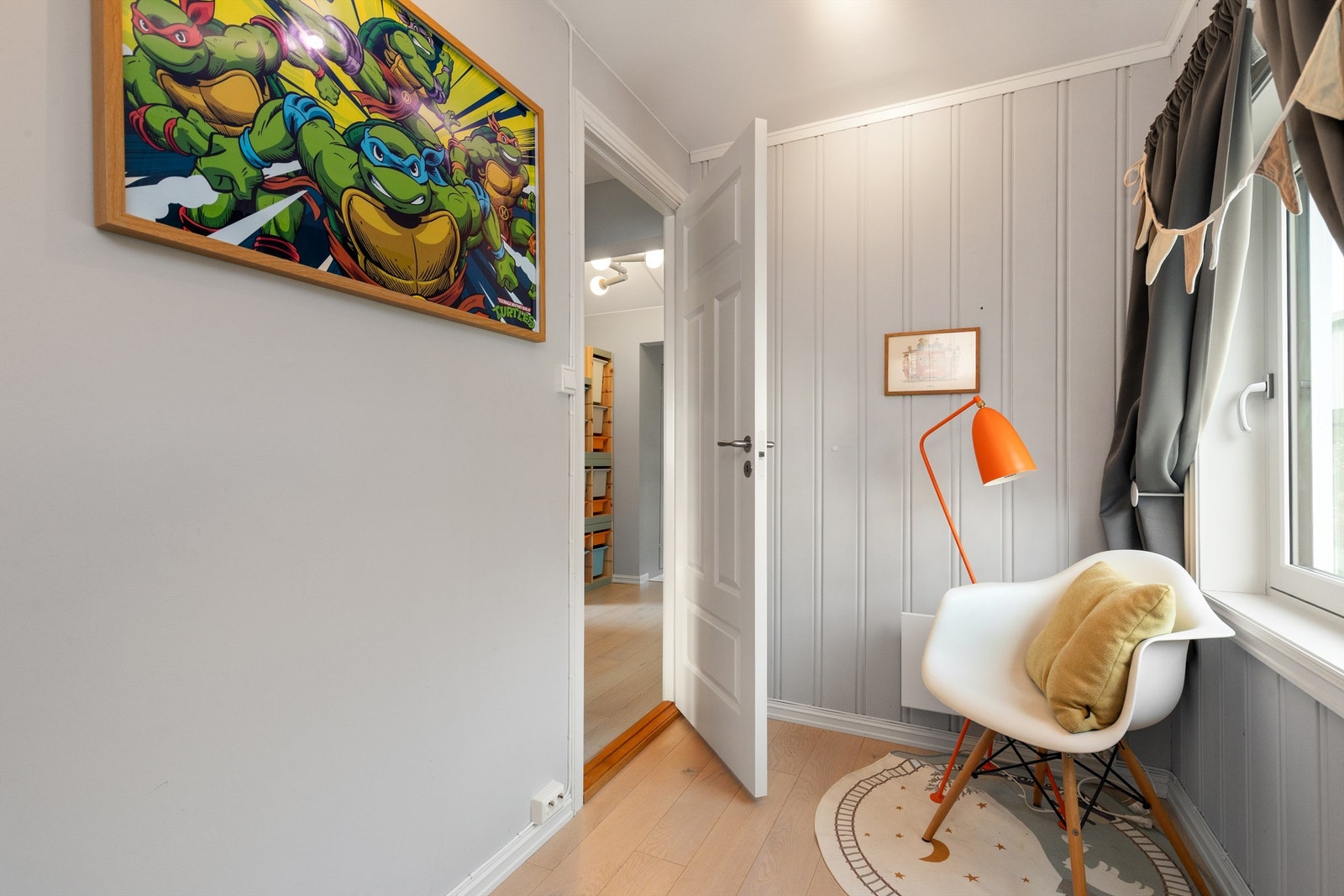 Rommet har plass til en seng og skrivepult Galleribilde