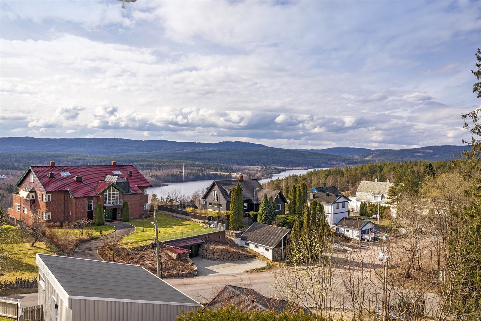 Boligen ligger flott til på et høydedrag med nydelig utsikt og vestvendte uteområdet! Foto: Hanne Bruland/Foto Hanne Galleribilde