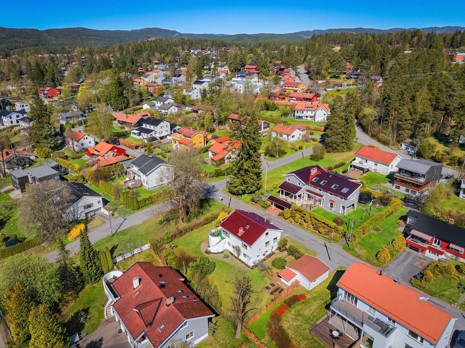 Drone foto mot huset og de hyggelige omgivelsene Galleribilde