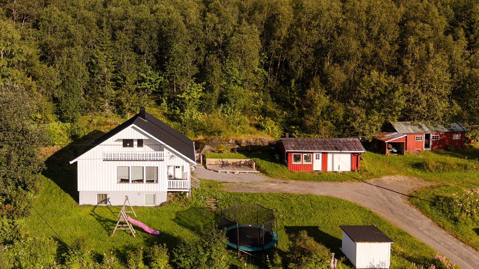 Selger opplyser at det i hagen og skogen finnes rips, solbær,
stikkelsbær, rabarbra, blåbær, multer og tyttebær m.m. Galleribilde