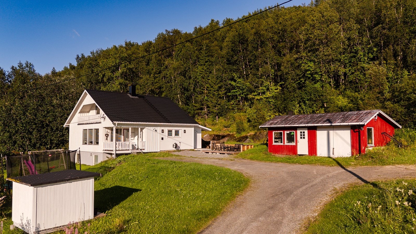 Arealrik og oppgradert, landlig eiendom med garasje/verksted og god oppstillingsplass Galleribilde