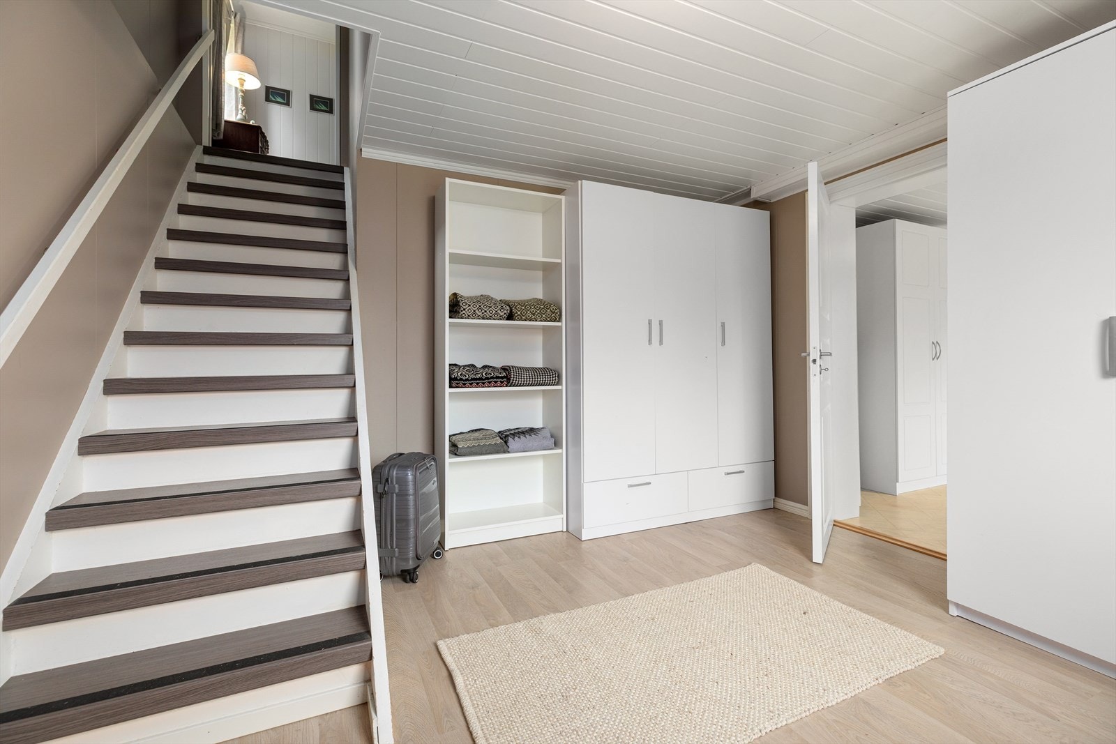 Kjelleren inneholder gang og bad/vaskerom Galleribilde