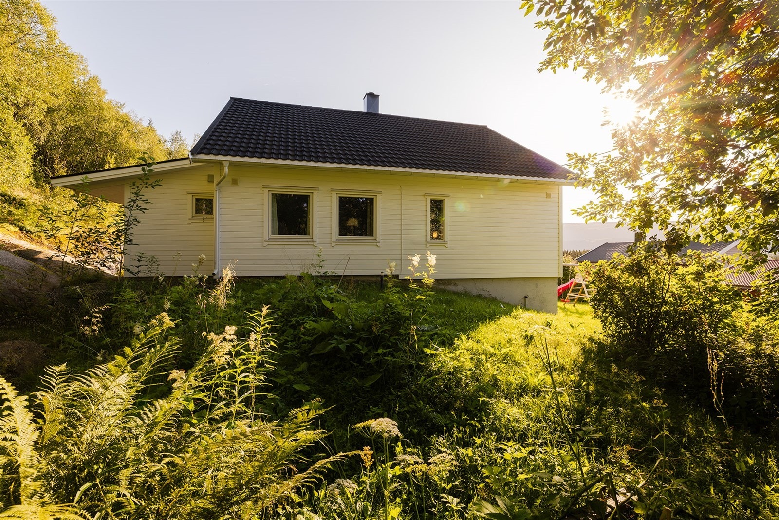 Om lag halve boligen ble i 2020 etterisolert og kledd med ny liggende bordkledning, samtidig som det ble
montert nye vinduer. Se tilstandsrapporten for utfyllende beskrivelse. Galleribilde