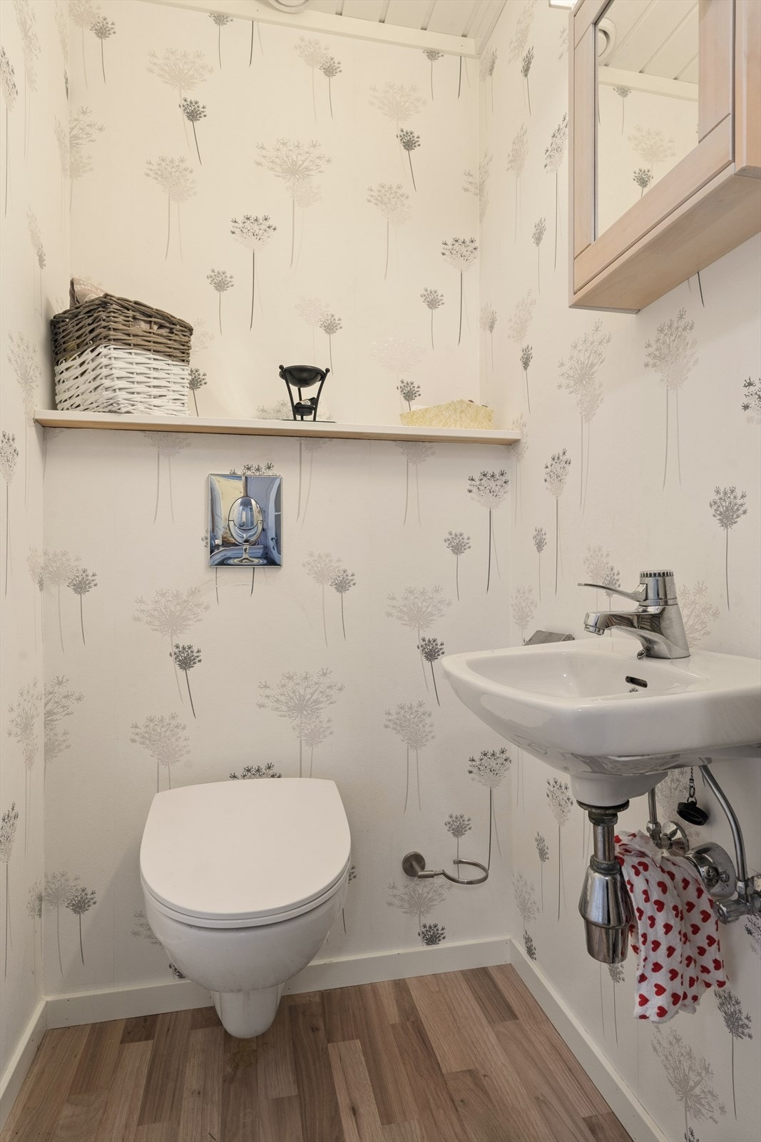 Gjestetoalett i tilknytning til entréen. Galleribilde