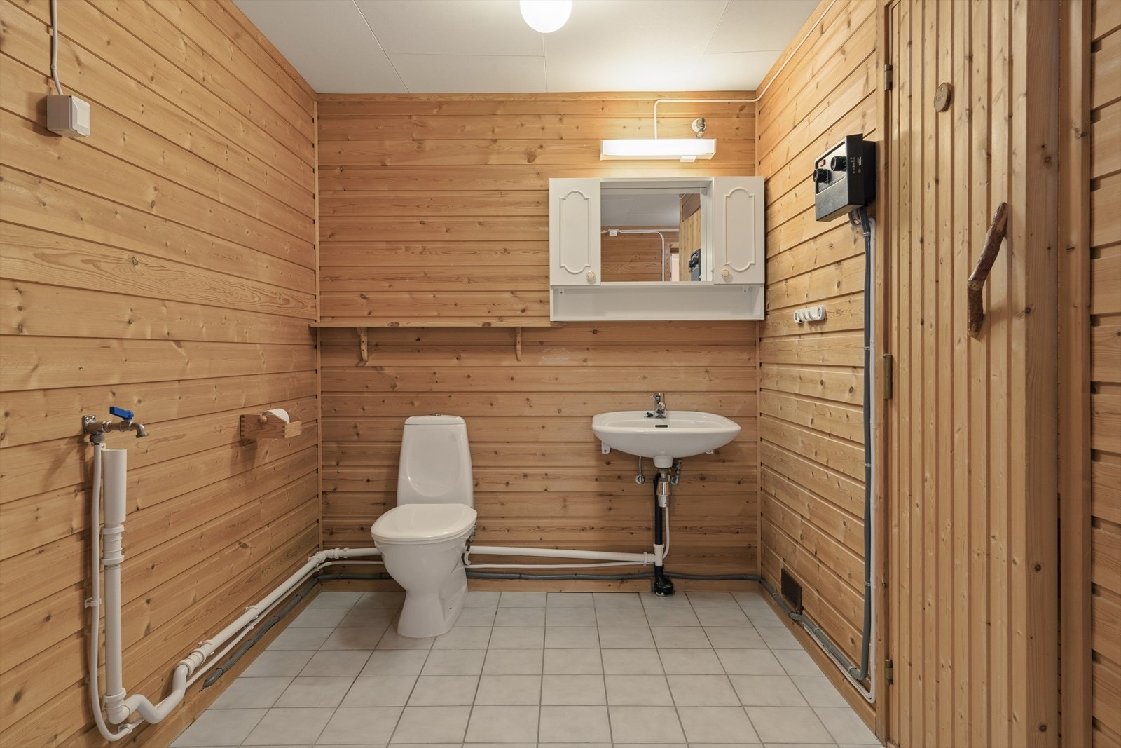 Badet i utleiedelen har toalett, servant og adkomst til badstue. Galleribilde