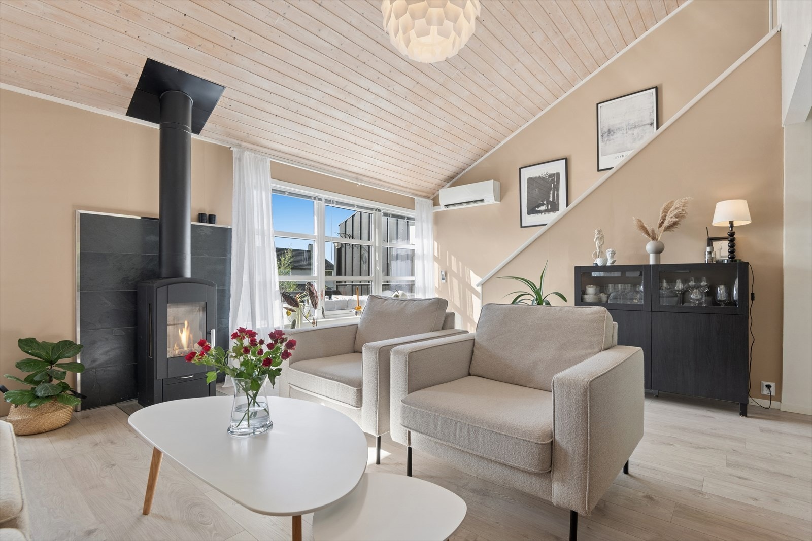 En luft-til-luft varmepumpe, montert i 2015, sørger for effektiv oppvarming. Galleribilde