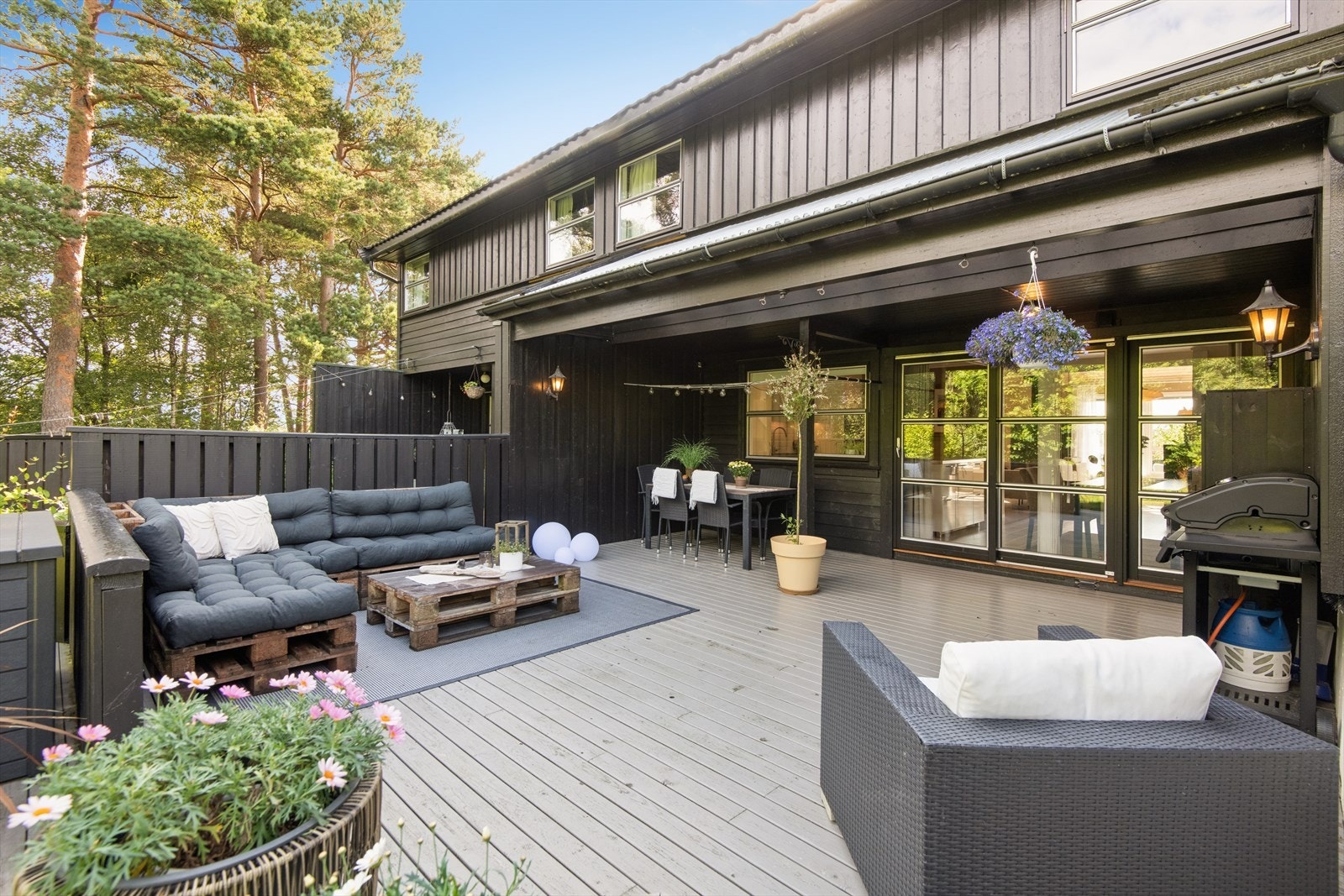 Terrassen har god plass til både en romslig sittegruppe og spisebord. Galleribilde