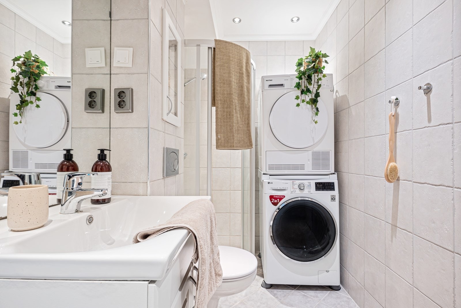 - Badet byr på god komfort med varmekabler i gulvet - Galleribilde