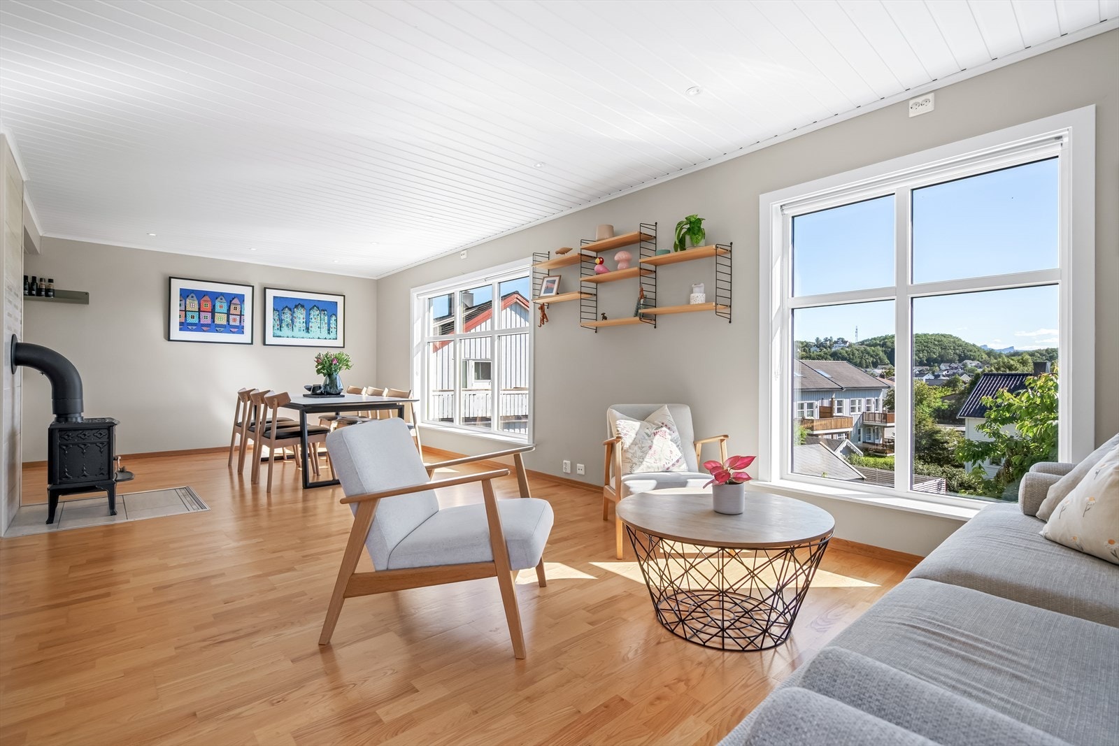 Stuen har plass til både sofagruppe og spisebord, og gjennomgående parkettgulv. Galleribilde