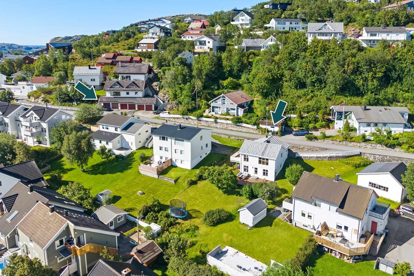 Fra eiendommen er det fin utsikt over nærområdet og omkringliggende bebyggelse. Galleribilde