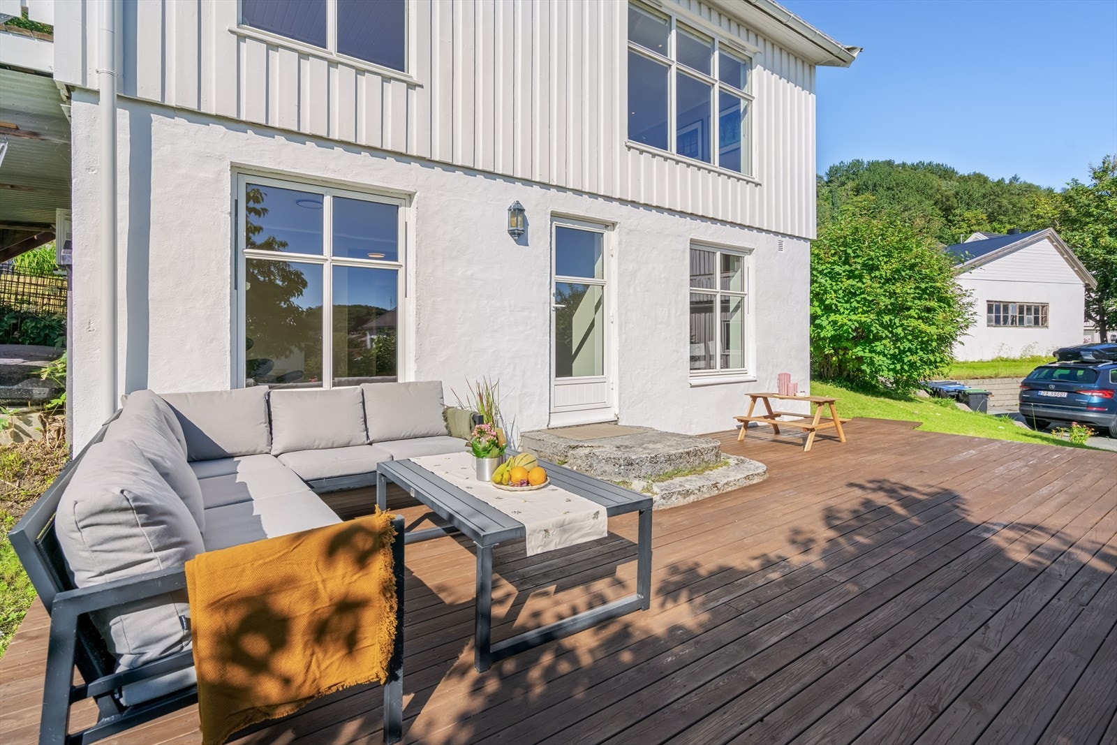 Stor, usjenert markterrasse med god plass til flere sittegrupper. Galleribilde