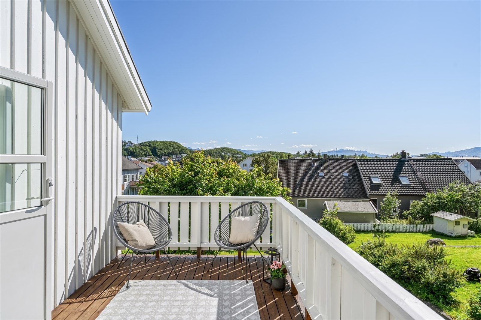 Fra stuen er det utgang til en balkong på ca. 11 m² med fantastisk utsikt over nærområdet. Galleribilde