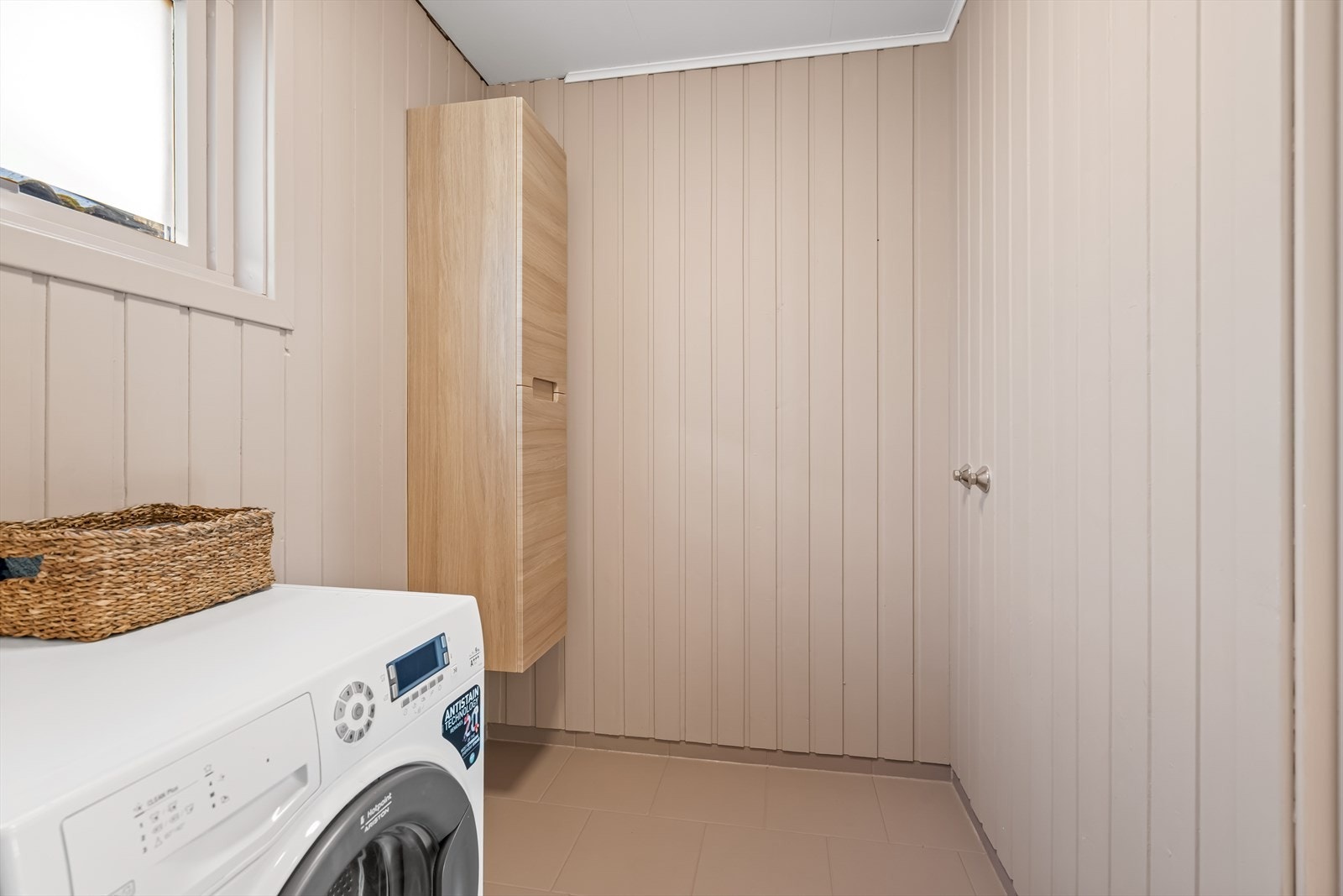 Rommet har flislagt gulv, malt panel på veggene og god skapplass - Her har det tidligere vært dusjkabinett. Galleribilde