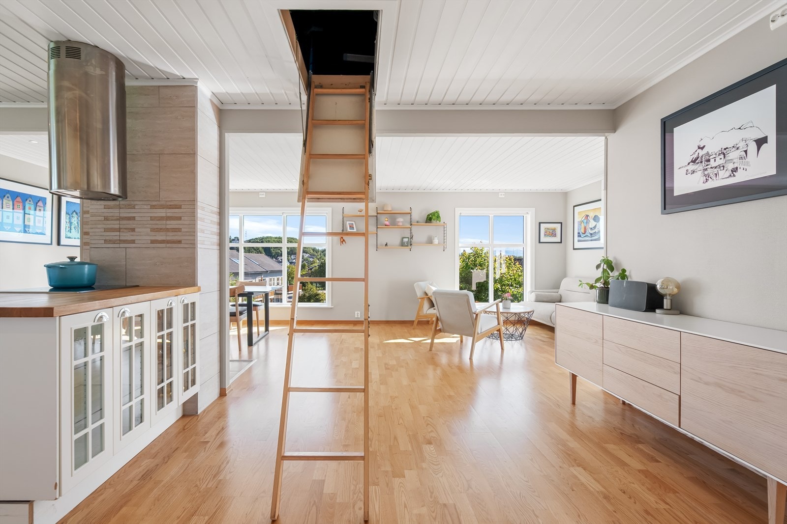 Fra stuen er det adkomst til et praktisk kaldloft via nedfellbar stige. Galleribilde