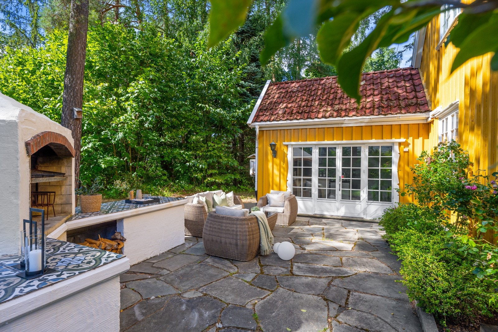 Uteplassen er belagt med bruddskifer og har god plass til sittegruppe. Galleribilde