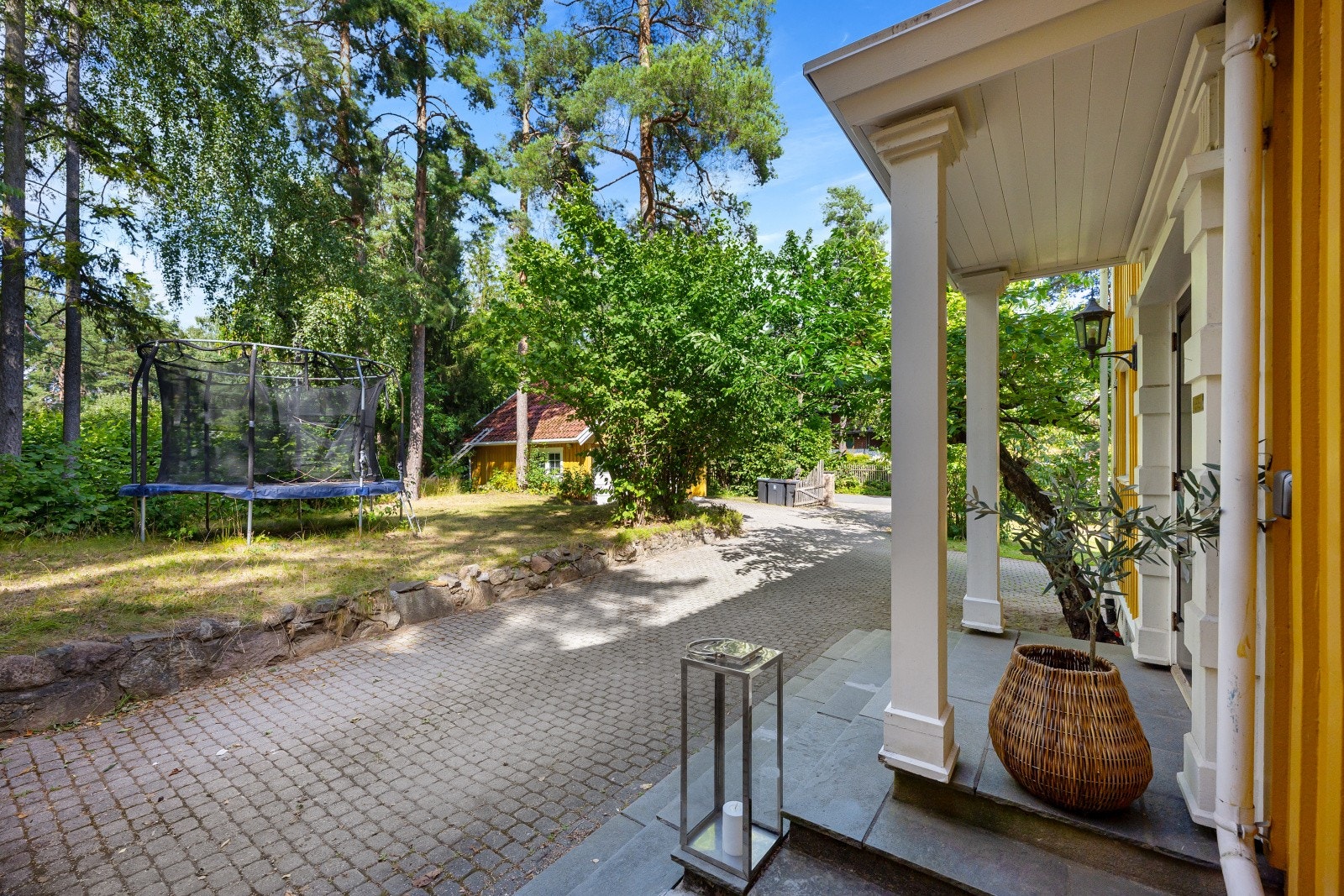 Stor gårdsplass med biloppstillingsplasser i tillegg til dobbelgarasjen. Galleribilde