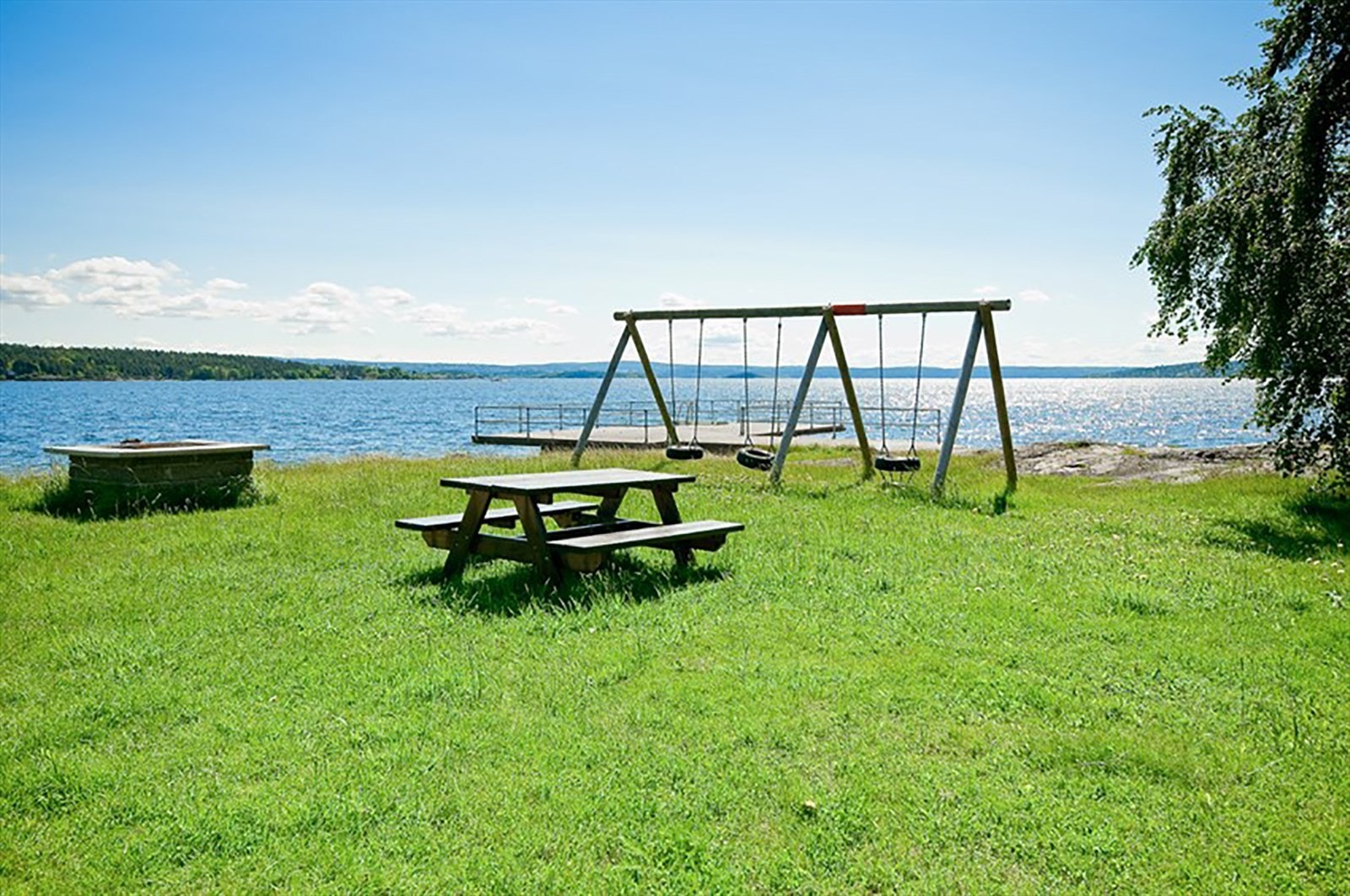Beboerne nyter eksklusiv tilgang til et område med strand, brygge og strandhus, ideelt for varme sommerdager. Galleribilde